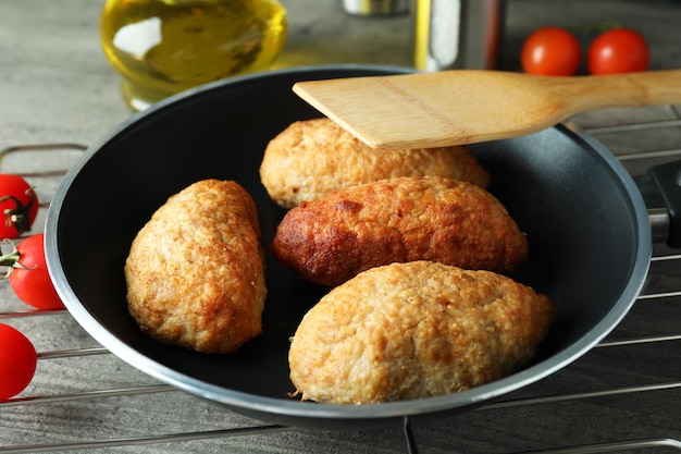 Concept van lekker eten met koteletten op grijze getextureerde tafel