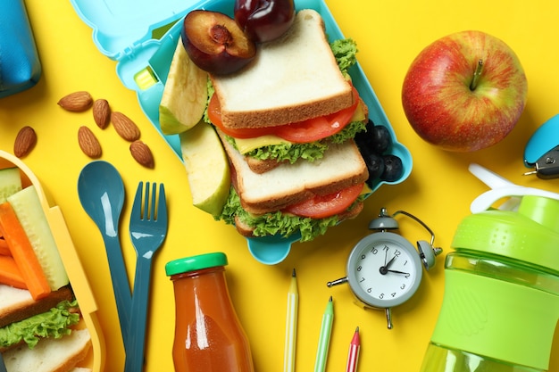 Concept van lekker eten met lunchboxen op gele achtergrond