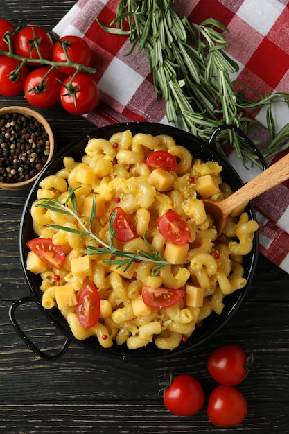 Concept van lekker eten met macaroni met kaas op houten achtergrond