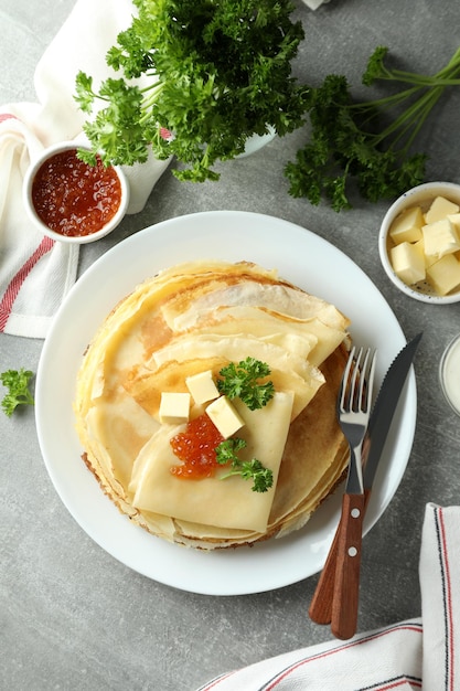 Concept van lekker eten met pannenkoeken op grijze getextureerde tafel