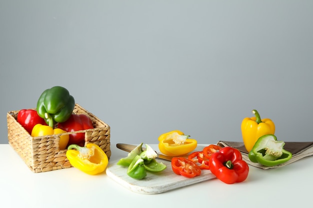 Concept van lekker eten met paprika op witte tafel