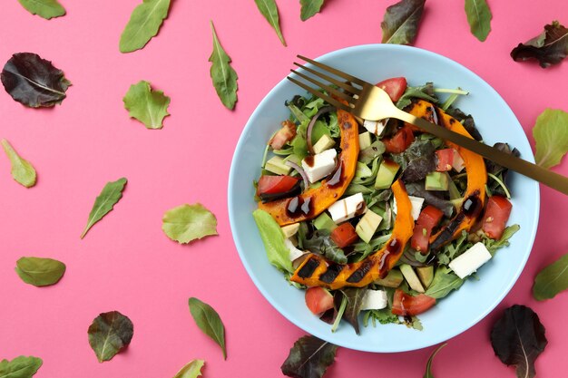 Concept van lekker eten met pompoensalade op roze achtergrond