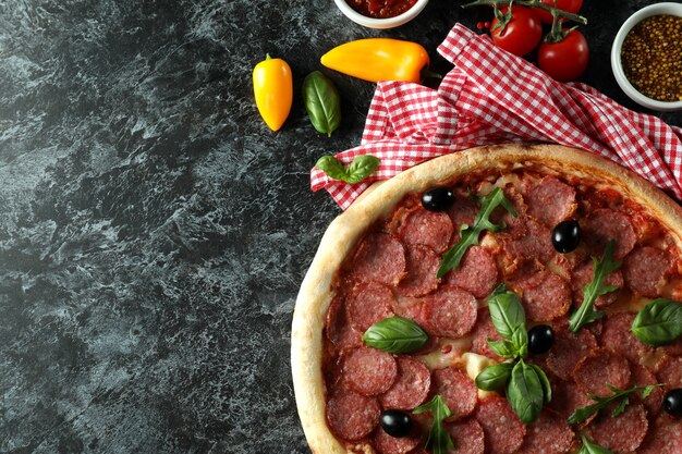 Concept van lekker eten met Salami pizza op donkere achtergrond