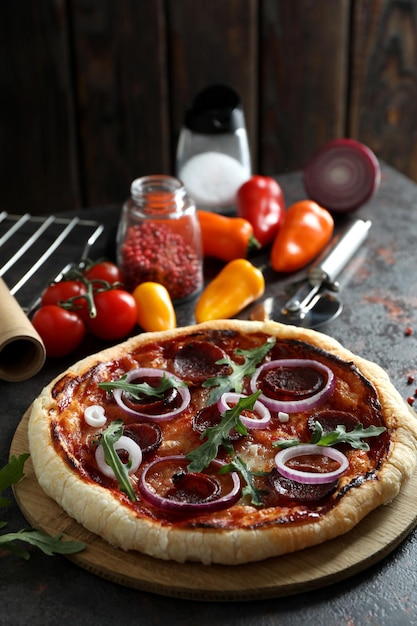 Concept van lekker eten met Salami pizza op donkere tafel