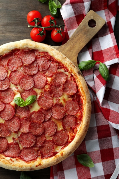 Concept van lekker eten met Salami pizza op houten achtergrond