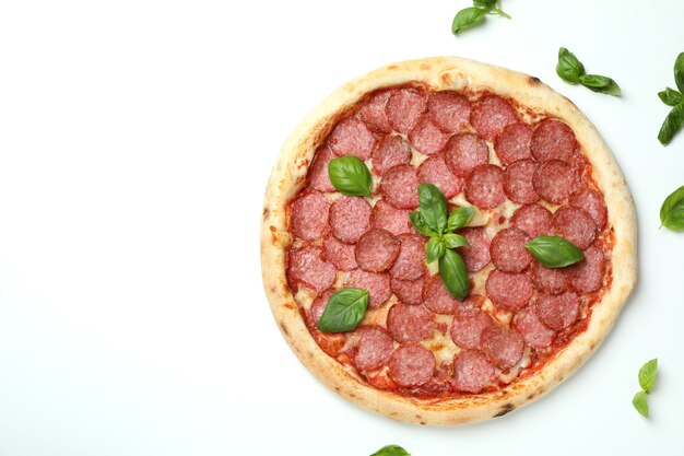 Concept van lekker eten met Salami pizza op witte achtergrond