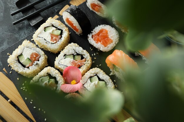 Concept van lekker eten met sushi rolt close-up