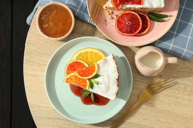 Concept van lekker eten met taart met meringue bovenaanzicht