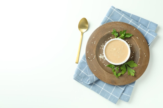 Concept van lekker eten met tahinisaus op witte achtergrond