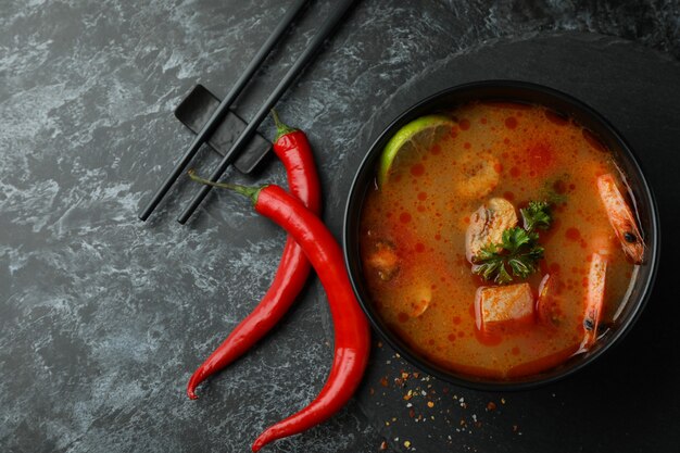 Concept van lekker eten met Tom yum soep op zwarte rokerige achtergrond