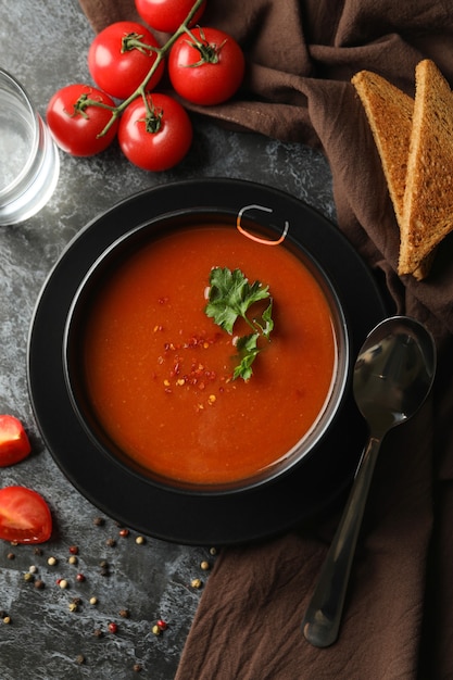 Concept van lekker eten met tomatensoep op zwarte smokey