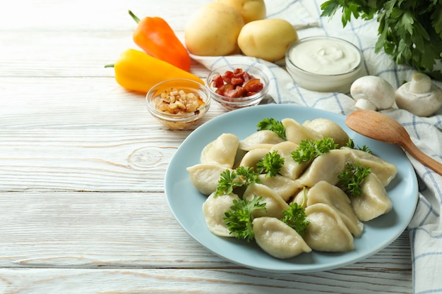 Concept van lekker eten met vareniki of pierogi op houten tafel