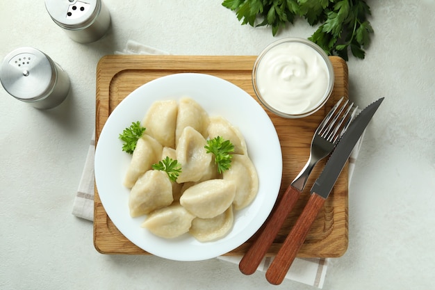 Concept van lekker eten met vareniki of pierogi op witte getextureerde tafel