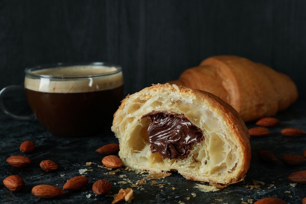 Concept van lekker ontbijt met croissant met chocolade op donker