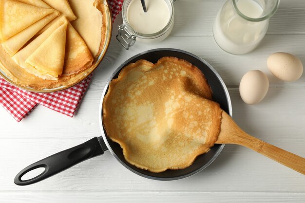 Foto concept van lekker ontbijt met dunne pannenkoeken op witte houten tafel