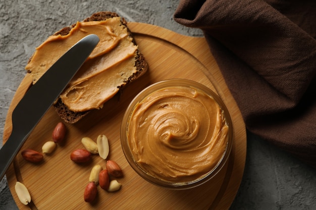 Foto concept van lekker ontbijt met pindakaas en pindakaas op grijze tafel