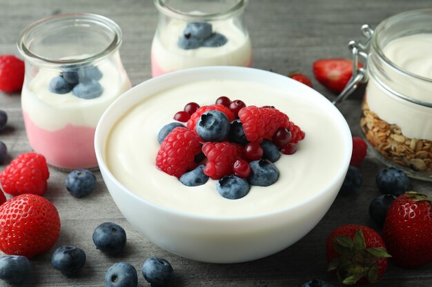 Concept van lekker ontbijt met yoghurt op grijze getextureerde tafel