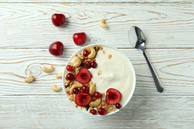 Concept van lekker ontbijt met yoghurt op houten tafel