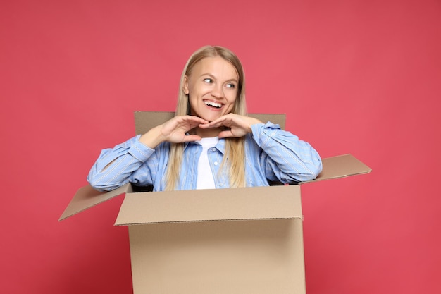 Foto concept van levering verrassingsgeschenk jonge vrouw en kartonnen doos