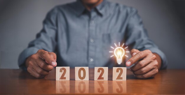 Concept van managementidee Ondernemersinvestering 2022, houten blog 2022, op het bureau van zakelijke investeerders 2022-ideeën.