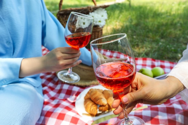 Concept van mooi buiten ontspannen in de zomerpicknick