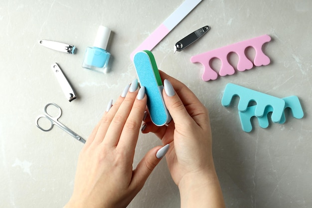 Concept van nagelverzorging met manicure accessoires op lichte gestructureerde achtergrond