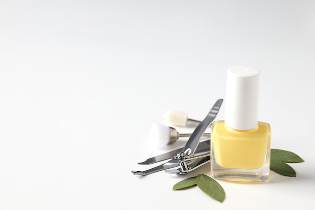 Concept van nagelverzorging met manicure accessoires op witte achtergrond