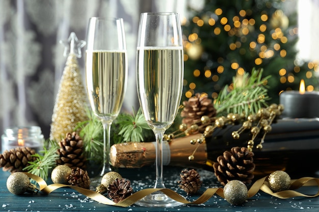 Concept van nieuwjaarsviering met champagne op houten tafel.