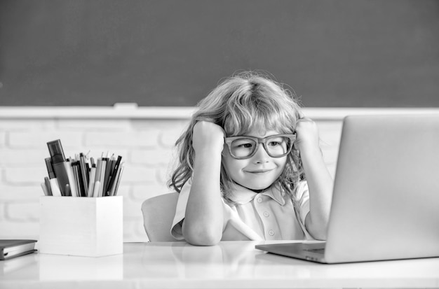Concept van online onderwijs nerd kind in glazen met laptop 1 september e-learning