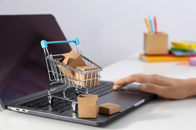 Concept van online winkelen Black Friday en kortingen