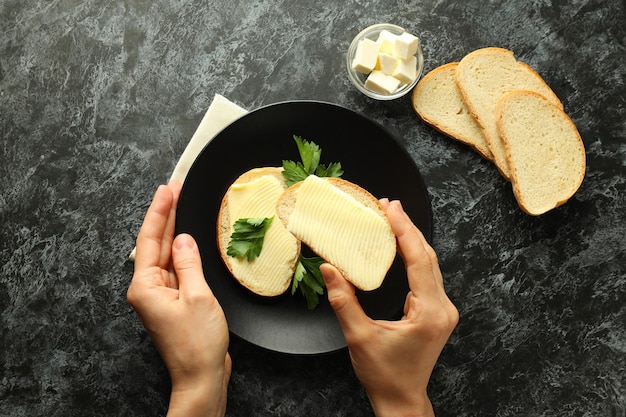 Concept van ontbijt eet eten met boter bovenaanzicht