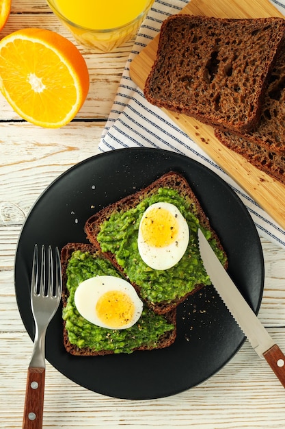 Concept van ontbijt met lekker huisgemaakt broodje