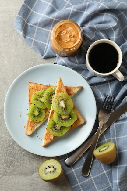 Concept van ontbijt met toast met avocado