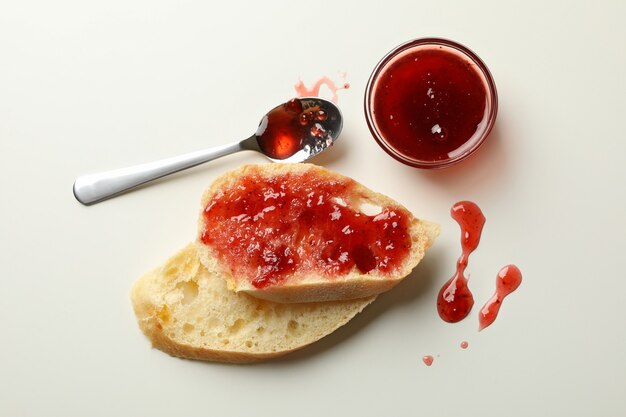 Concept van ontbijt met toast met jam op witte achtergrond