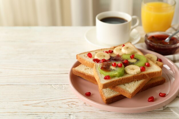 Concept van ontbijt met zoete toast met fruit