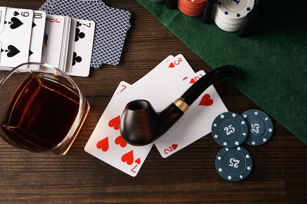 Concept van ontspanning met rooktabak die alcohol drinkt en poker speelt