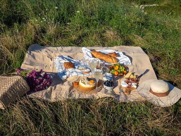 Concept van picknicken in een stadspark tijdens de zomervakantie of in het weekend