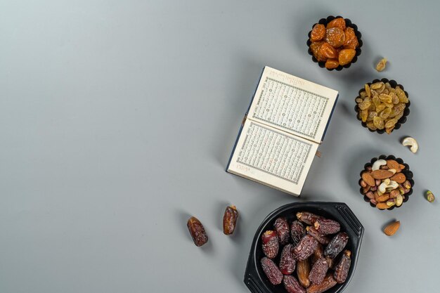 Concept van ramadan kareem-voedsel op stevige lichte achtergrond met tekstruimte