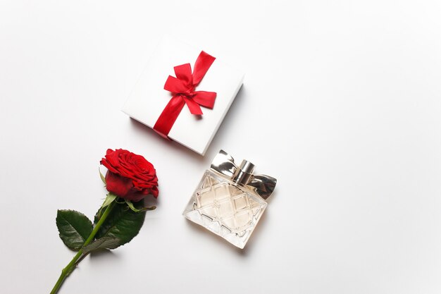 Concept van romantisch geschenk in de vorm van bloemen, dozen met sieraden en parfums