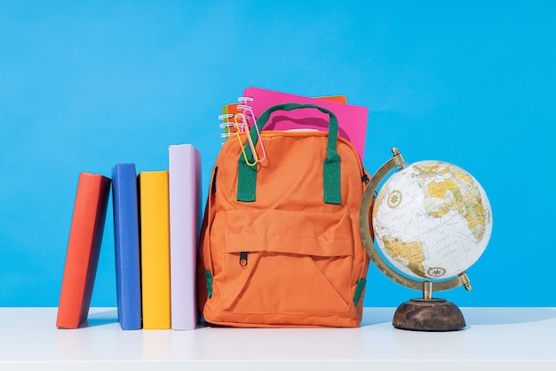 Concept van school en onderwijs en verschillende accessoires voor de school