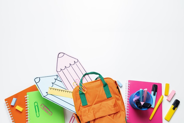 Concept van school en onderwijs en verschillende accessoires voor school