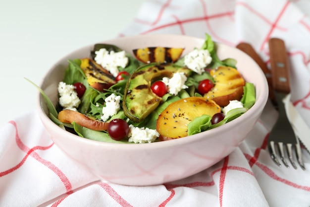 Concept van smakelijke salade met gegrilde perzik, close-up