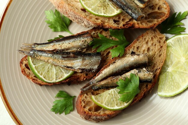 Concept van smakelijke snack met sandwiches met sprot, close-up