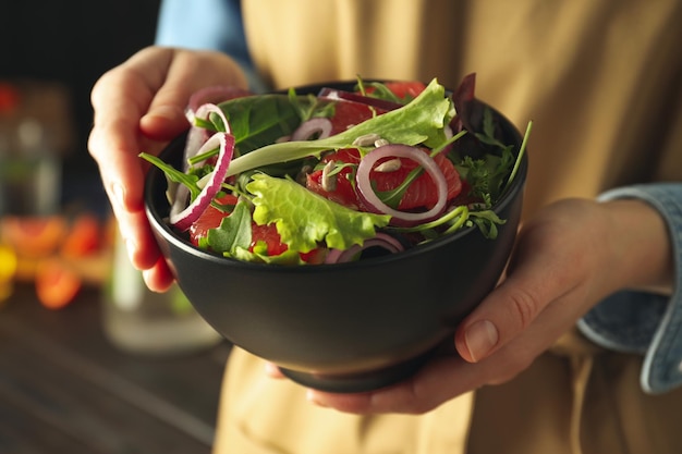 Concept van smakelijke voedselsalade met rood oranje close-up