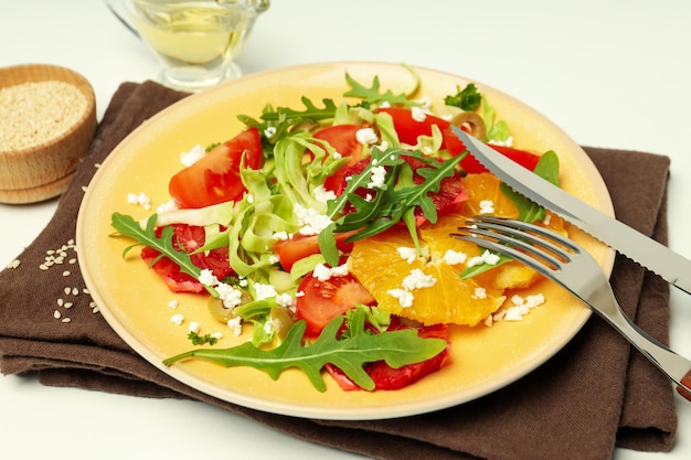 Concept van smakelijke voedselsalade met rood oranje close-up