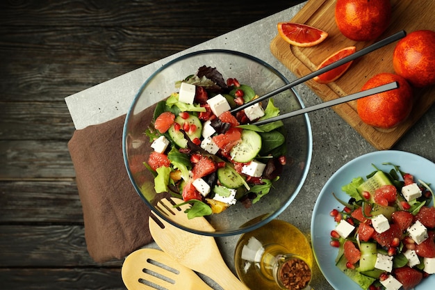 Concept van smakelijke voedselsalade met roodoranje bovenaanzicht