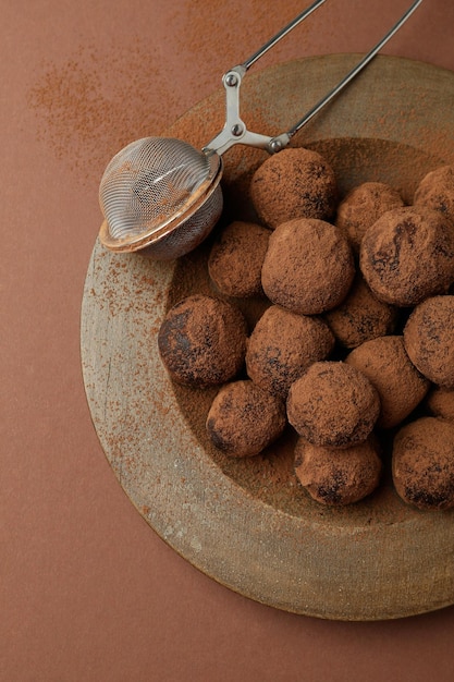 Concept van snoepjes met truffels op bruine achtergrond