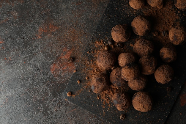Concept van snoepjes met truffels op donkere gestructureerde achtergrond