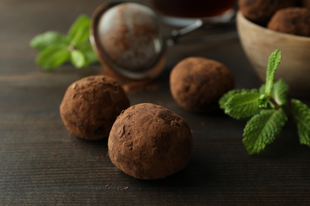 Foto concept van snoepjes met truffels op donkere houten achtergrond