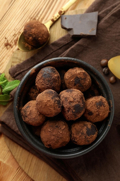 Concept van snoepjes met truffels op houten achtergrond